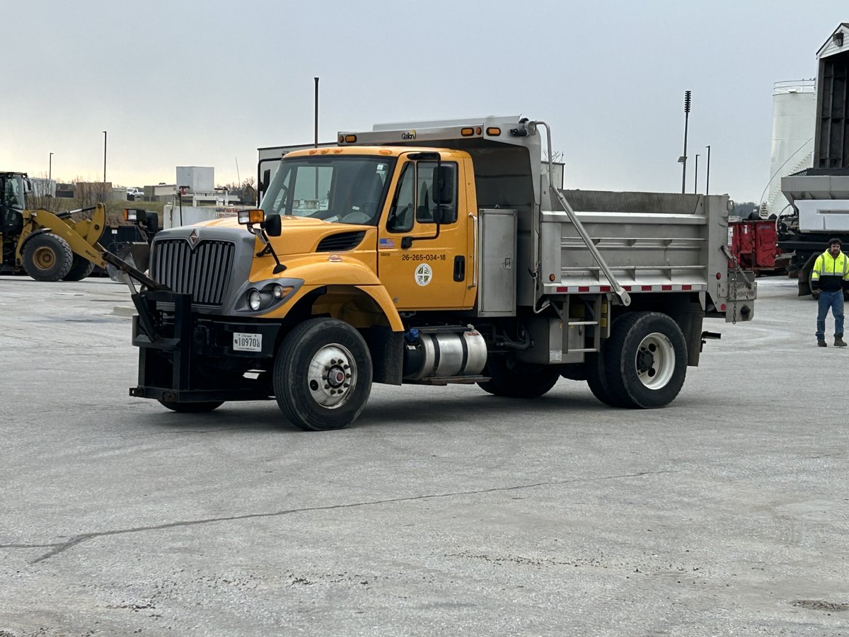 BaltCoDPWT's tweet photo. Currently, @BaltCoDPWT is utilizing 490 people &amp; 425 pieces of equipment to assist w/snow removal operations across more than 2.7K miles in the County. Please be patient. Our crews seek to work quickly, while safety is our 1st priority. Updates: https://t.co/NwweN6zDKS #snowday https://t.co/sVL6oUWZNC