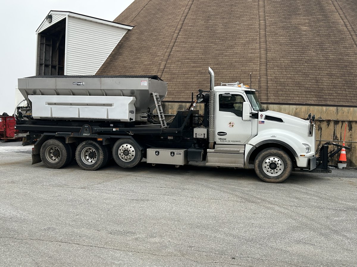 BaltCoDPWT's tweet photo. Currently, @BaltCoDPWT is utilizing 490 people &amp; 425 pieces of equipment to assist w/snow removal operations across more than 2.7K miles in the County. Please be patient. Our crews seek to work quickly, while safety is our 1st priority. Updates: https://t.co/NwweN6zDKS #snowday https://t.co/sVL6oUWZNC