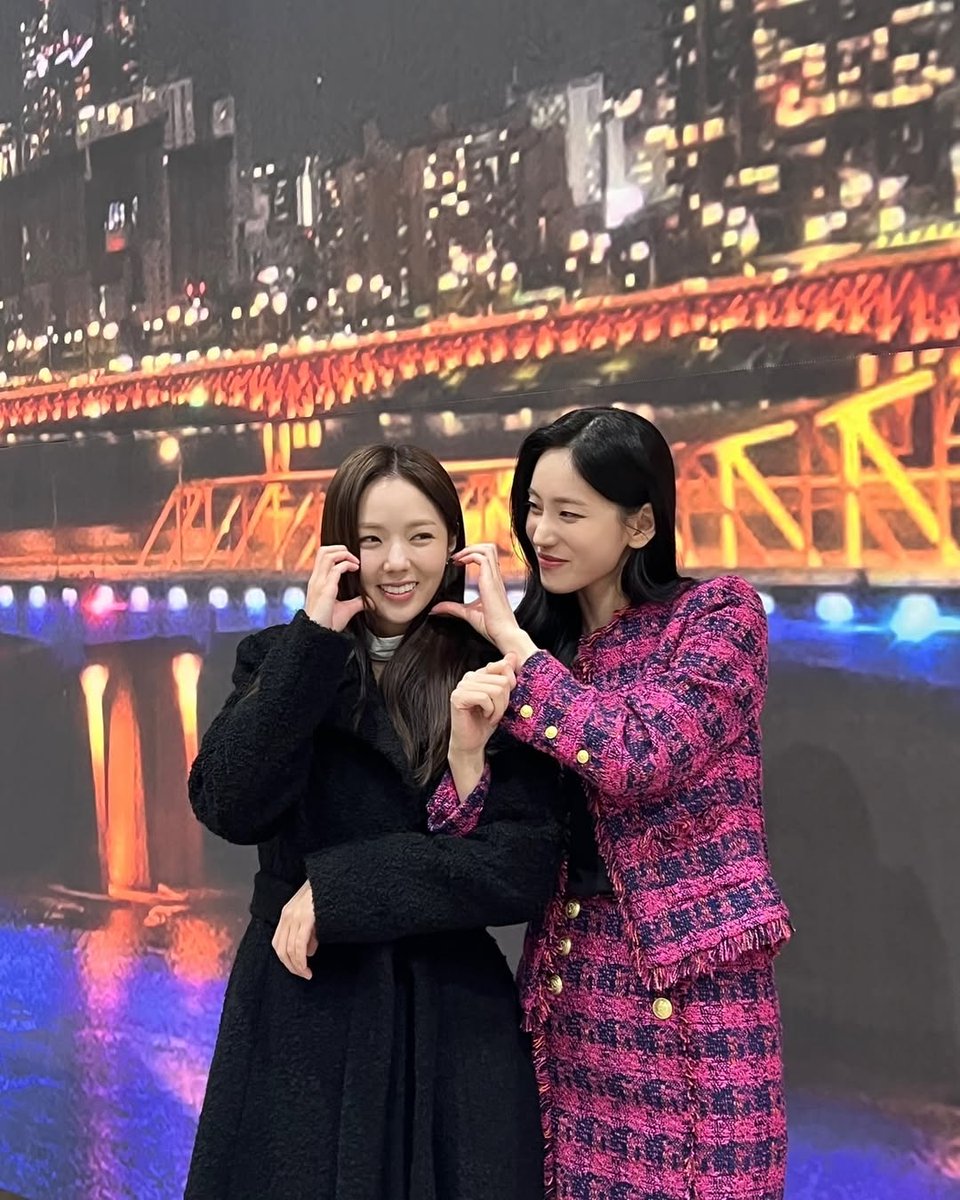 heyshijey_'s tweet photo. hong sisters 🥰🤍

#WhenThePhoneRings #ChaeSooBin #HanJaeYi https://t.co/U6aqtbxYzF