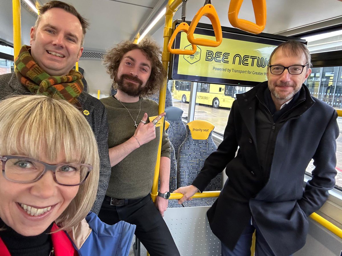 Some of the <a href="/TraffordCouncil/">Trafford Council</a> contingent taking a look at one of the new electric <a href="/BeeNetwork/">Bee Network</a> buses following the Tranche 3 Launch Reception this morning! ⚡️🐝🚌