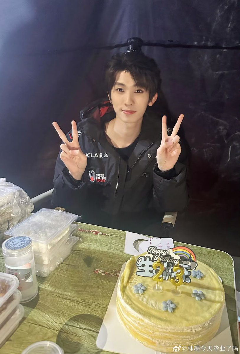 LinmoThailand's tweet photo. [250106] 林墨今天毕业了吗 Update！

ถ่ายรูปตอนห้าโมงเย็น🎂
(ขณะนี้มีคนอยู่บนรถม้า)

🔗 https://t.co/M1eWnkxGjk

#Happy23rdLinMoDay #HappyLinMoDay0106
#หลินโม่ #林墨 #LINMO https://t.co/ViPAP6XLLd