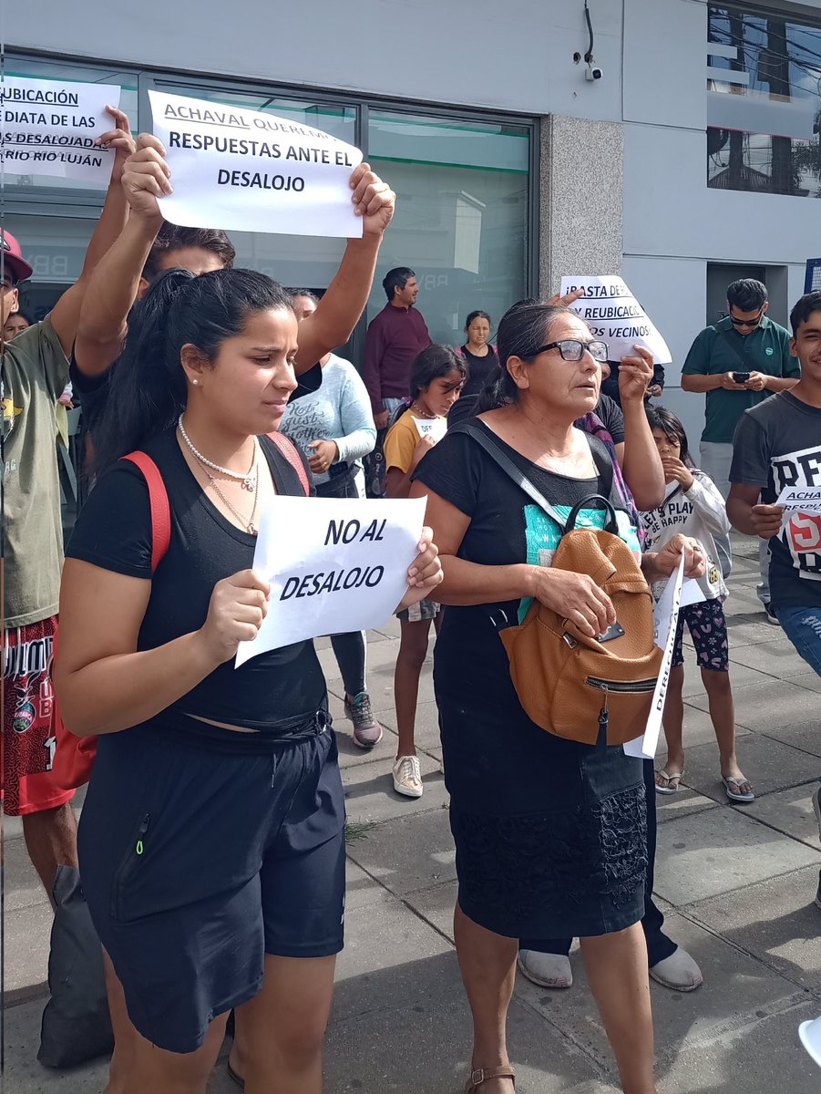 Anabela_Colli's tweet photo. #GRAVE 80 familias del Barrio Rio Luján de Pilar fueron desalojados de forma totalmente  ilegal el 02/01
Los vecinos le exigen a @FedericoAchaval No al desalojo! https://t.co/mLrSvRR8ih