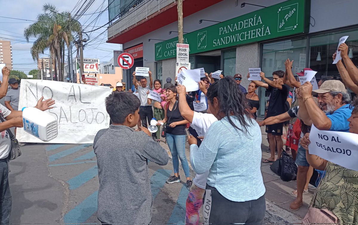 Anabela_Colli's tweet photo. #GRAVE 80 familias del Barrio Rio Luján de Pilar fueron desalojados de forma totalmente  ilegal el 02/01
Los vecinos le exigen a @FedericoAchaval No al desalojo! https://t.co/mLrSvRR8ih
