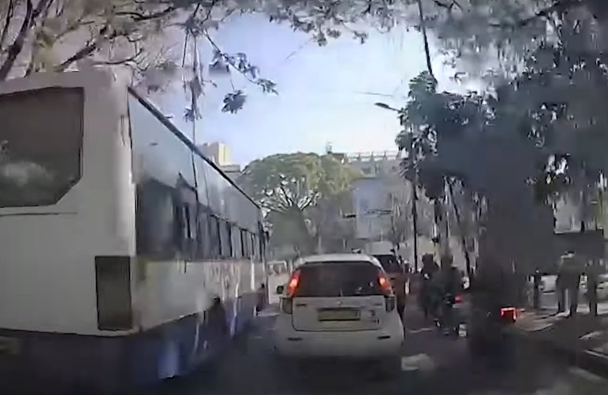 Siddharth1India's tweet image. This is what people selling claiming 1080p. This is what happens when people literally go to shop and ask for random features.

(Image on right is of Satyaki, for reference)