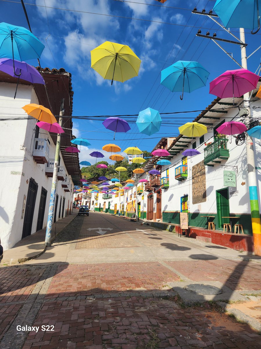 MariaPPradaR's tweet photo. Huila, Putumayo y Nariño. Un país que llevo atravesado por su gente, su arraigo territorial, su biodiveridad y su cultura. Mis hijas de 4 y 7 maravilladas y felices. Iniciamos en Rivera, luego San Agustín, Parque Arqueológico y el estrecho del Magdalena (Huila). https://t.co/FMLizqo21w