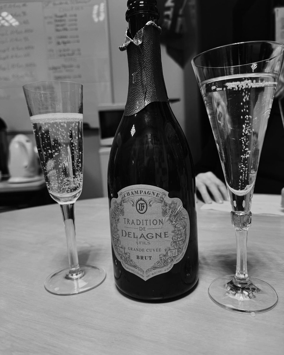 Florelle84's tweet photo. Nous commençons bien l’année au Département de #Vaucluse ! Après l’étude du #budget2025 en commission Finances, une bonne coupe de champagne pour la nouvelle année !
#antidryjanuary
#tradition https://t.co/2mRYZubGlF