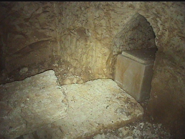 En 1980, trabajadores en Jerusalén descubrieron una tumba de hace 2,000 años.

Dentro había ataúdes de piedra caliza con nombres sorprendentes:

- Jesús, hijo de José
- María
- Judá, hijo de Jesús

¿Podría ser esta la tumba familiar de Jesucristo?

Aquí está la historia que
