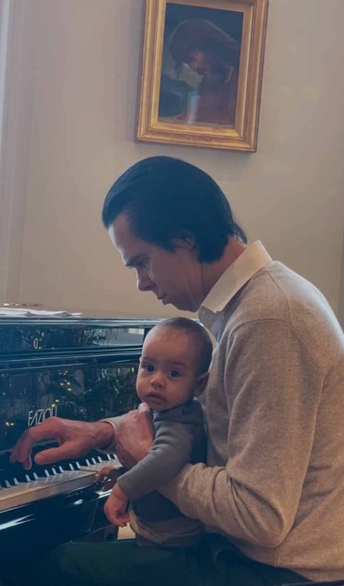 jimbrokenheart's tweet photo. Cette photo du jour sur les ⁦@redhandfiles⁩ de ⁦@nickcave⁩ ❤️ Nick Cave et son petit-fils https://t.co/bQVl6E6Fmx