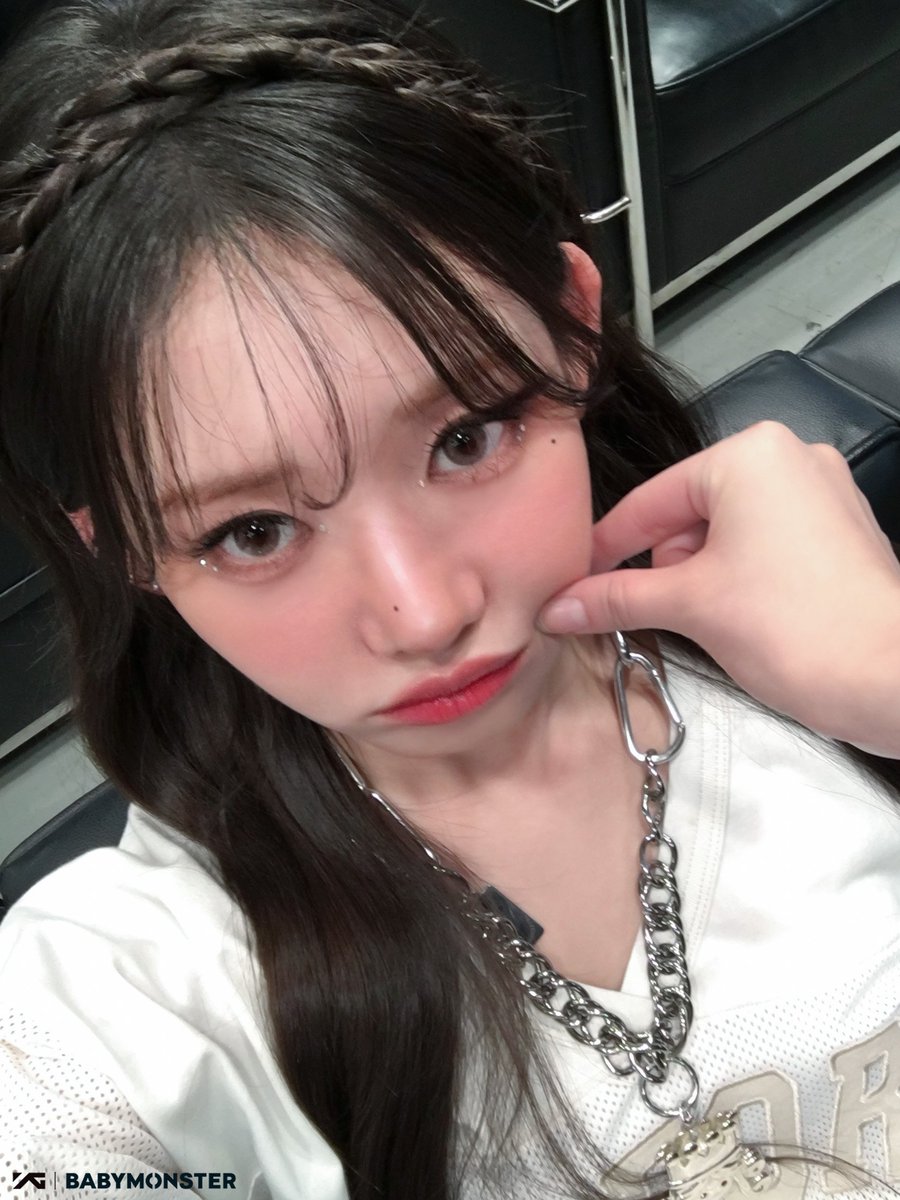 roraleef's tweet image. Just a little pinch and a wink to brighten your day! 🍎🍀🍥