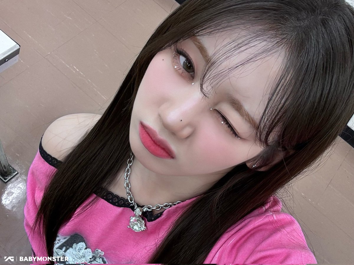 roraleef's tweet image. Just a little pinch and a wink to brighten your day! 🍎🍀🍥