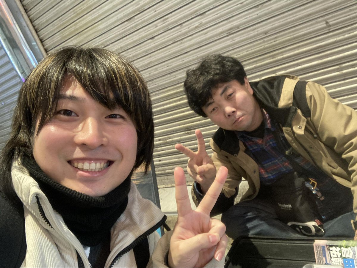 rojounahito's tweet photo. ミナミで路上してたら東京のバンドの999LDKのTMK君が突然現れた❗笑

今年1発目の旅中の偶然の再会😙

び��くりだったけど嬉しかったわ✌️ https://t.co/0HNQbU280V