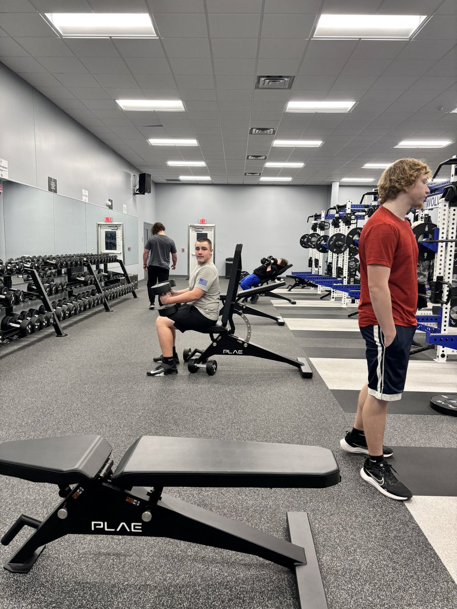 CoachMiller64's tweet image. HERE WE GO! We are back in the new weight room for our 6am lifts! Over 15 football players back on the grind! 💪🏼

#ContinueTheProcess