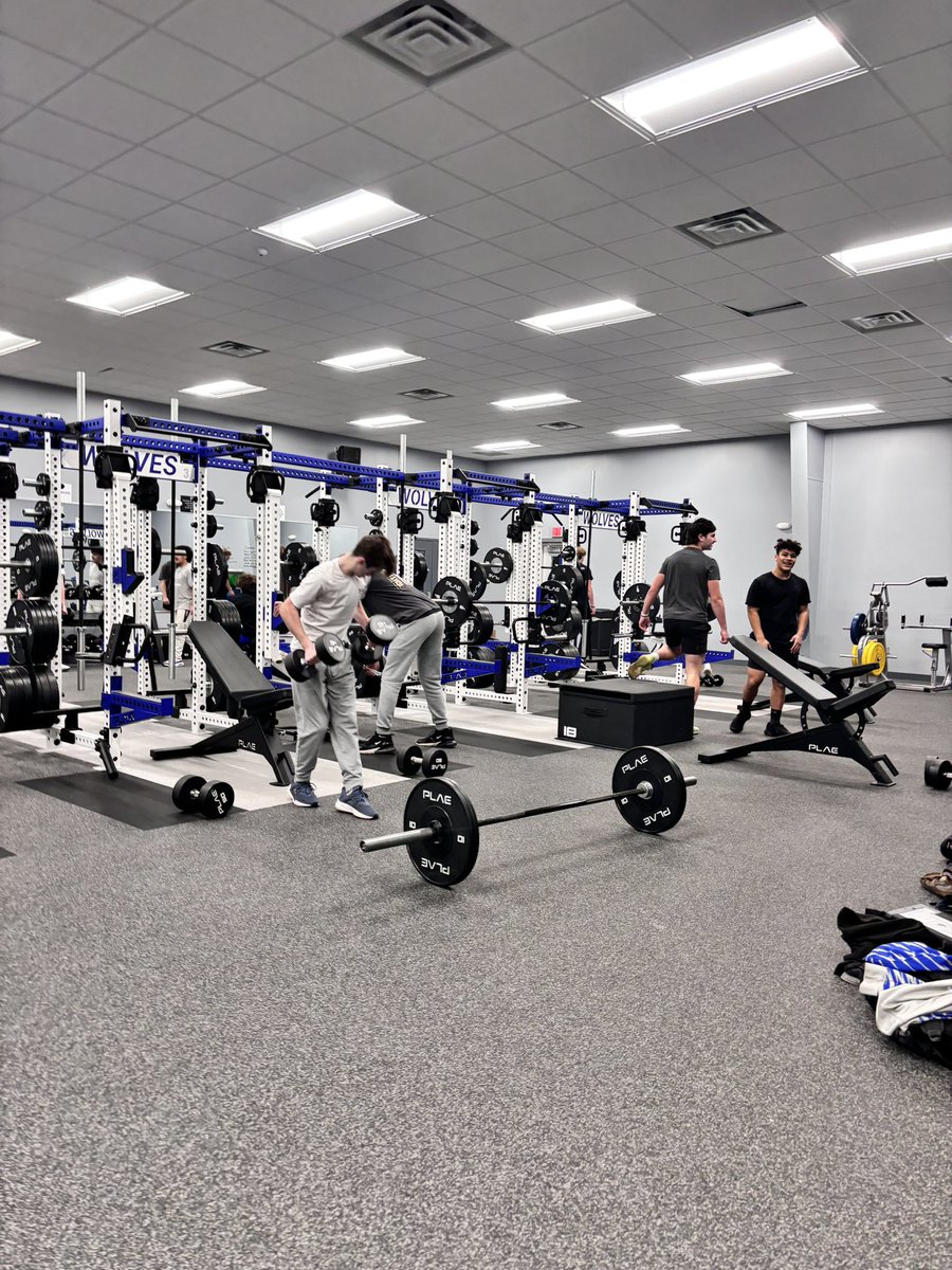 CoachMiller64's tweet image. HERE WE GO! We are back in the new weight room for our 6am lifts! Over 15 football players back on the grind! 💪🏼

#ContinueTheProcess