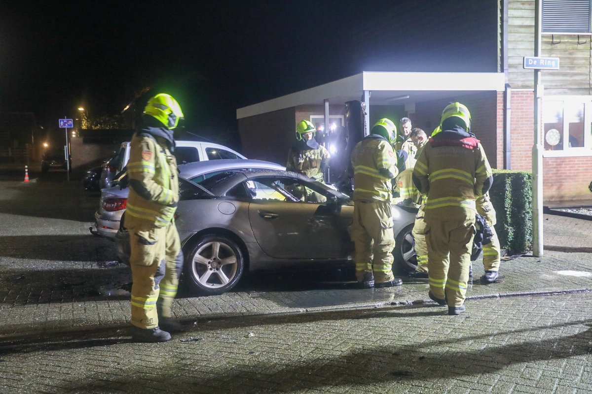 Autobrand in Wekerom, vermoeden brandstichting