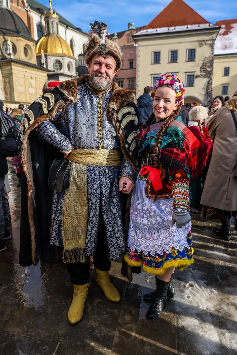 krakow_pl's tweet photo. #Krakow #OrszakTrzechKroli #TrzejKrolowie #pochod
Orszak Trzech Króli przybył na Rynek Główny, gdzie królowie oddali pokłon Bożemu Dziecięciu. Orszak niebieski (afrykański) wyruszył z placu Matejki, orszak zielony (azjatycki) szedł z Dębnik a orszak czerwony (europejski) przybył ze wzgórza Wawelskiego. W Krakowie orszak organizowany jest od 2010 roku. Podobne widowiska i pochody odbyły się dziś w ponad 900 miastach i miejscowościach kraju.
fot.Bogusław Świerzowski