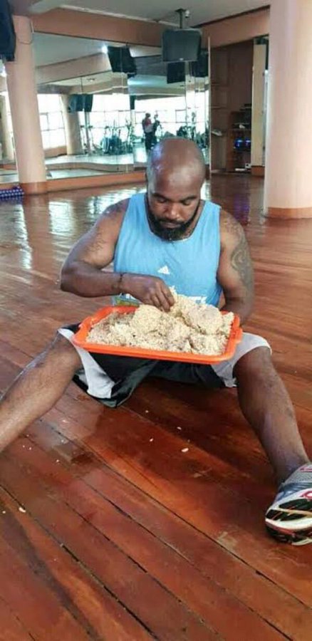 Is the dictator at the bottom of the plate? ATI Eddy mutwe is busy fighting the Dictator.
#Museveni Muhoozi Alienskin Pallaso