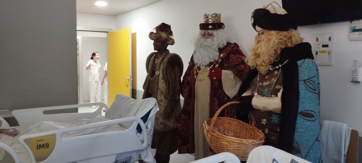 pastoralsaudemf's tweet photo. Con #alegría e profundo #agradecemento vimos de compartir coas Súas #Maxestades os #Magos de #Oriente a visita que fixeron ó #Hospital 🏥 #Público da #Mariña levando #Agarimo, #Ilusión e #Esperanza 
@pastoralsaudemf @mondonedoferrol @ConcelloBurela
#AsociacionLedicia https://t.co/RSYahi9tcN