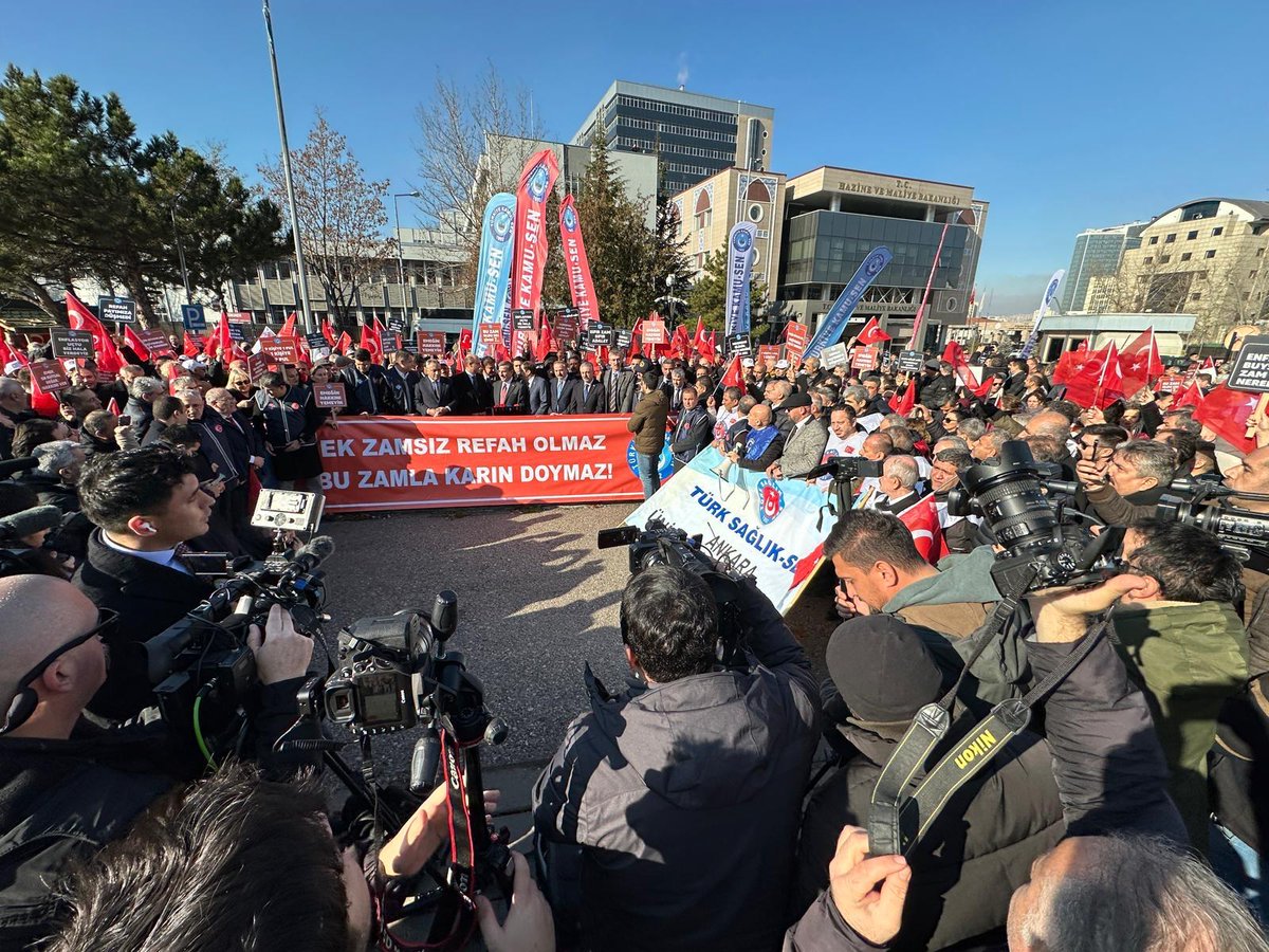 Memura ek zam ve refah payı talebimizi ülkemizin dört bir yanında ve Ankara'da Hazine ve Maliye Bakanlığı önünde Türkiye Kamu-Sen mensuplarımızla beraber yüksek sesle haykırdık. 
Açıklamaya katılan, Türk Enerji-Sen Ankara Şube başkanlarımız, yöneticilerimiz ve alana inerek destek