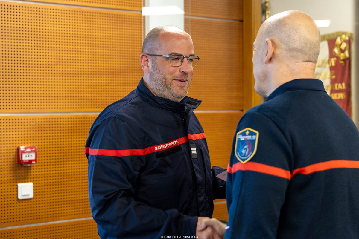 Pompiers03's tweet photo. [#MISEALHONNEUR] 
👉Ce lundi 6 janvier, le colonel HC Sansa a remis leur grade de lieutenant à Christophe GALLEZOT et Pascal PEINET.  
📃Le lieutenant Lilian DEGRAIX quant à lui, a reçu son diplôme de chef d'unité sauvetage déblaiement.  
📷C.OUDARD/SDIS03 https://t.co/gxt3HBKCCU