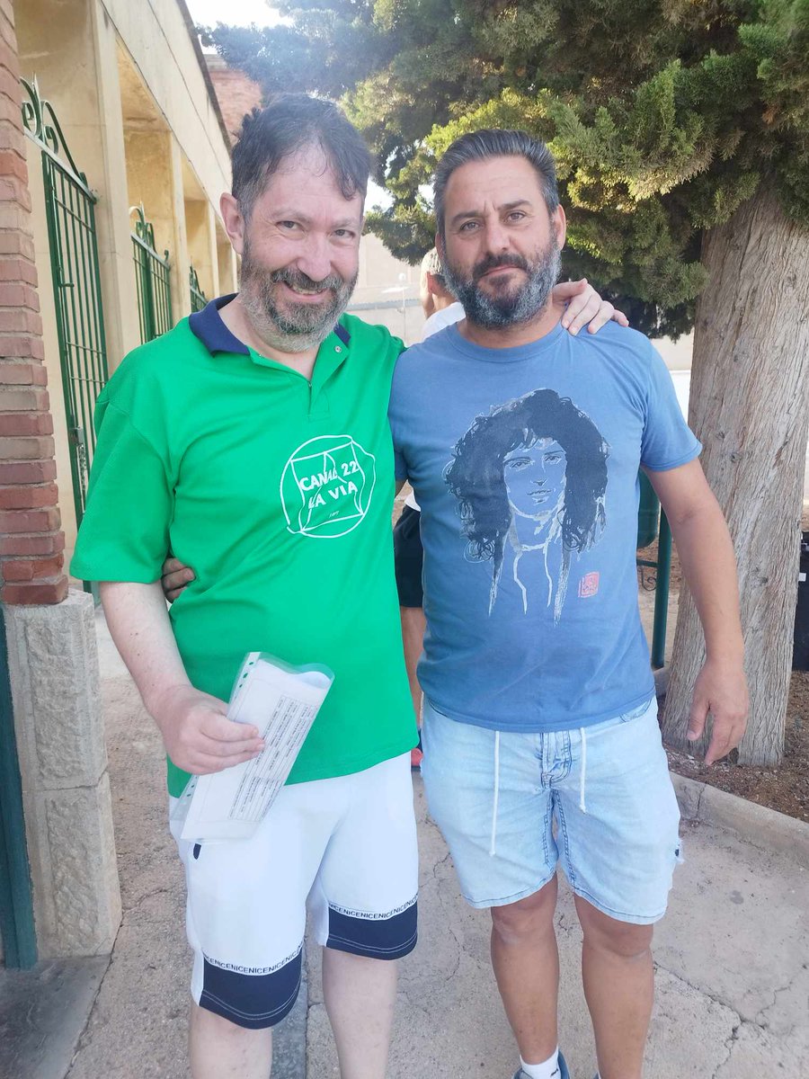 Lo MEJOR de las Navidades, sin duda, los melocotones qe me regaló mi amigo Andrés Zapata (Momo) (otro ninguneado en cierto acto después de lo MUCHO qe ha hecho por el balompié femenino en MULA) y lo PEOR no creo necesario explicar qé ha sido, ¿verdad?