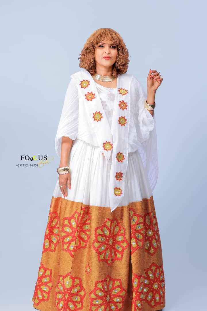 ለመላው ክርስትና እምነት ተከታዮች ለወዳጅ ቤተሰቦቼ እንዲሁም አድናቂዎቼ እንኳን ለብርሀነ ልደቱ በሰላም አደረሳችሁ። በአሉ እረፍት፣ መረጋጋት የሰፈነበት እንዲሁም መንቀጥቀጥ የሌለበት ጊዜ ይሁንልን።
#makeupbyheny 
#NextDesign