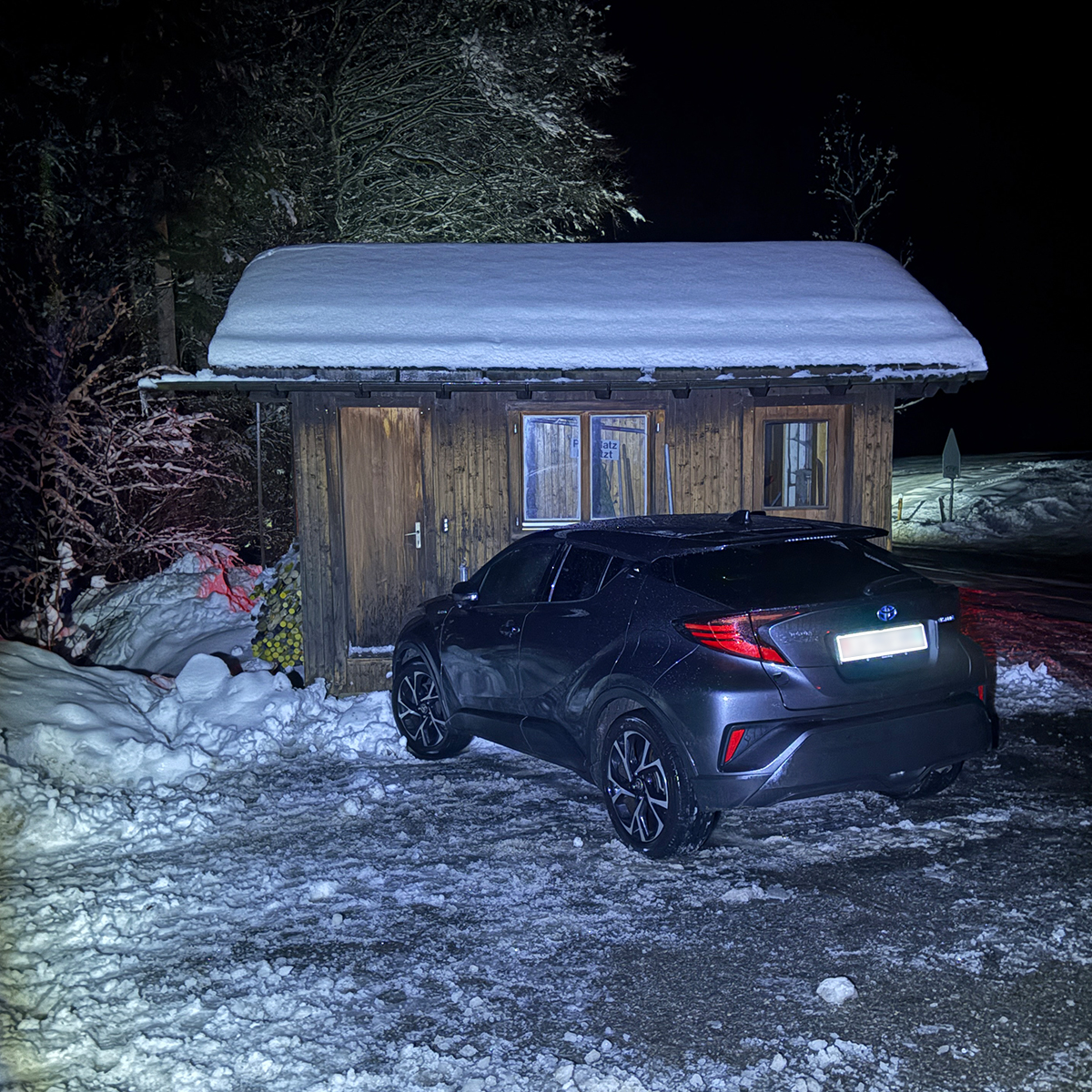 Samstagnacht kam ein 22-jähriger Autolenker Ausgangs Parkplatz #Stöckalp aufgrund der vereisten Fahrbahn und den montierten Sommerreifen ins Rutschen und kollidierte frontal mit einem Holzgebäude. Lenker unverletzt, #Drogenschnelltest reagierte positiv auf Cannabis und Kokain.