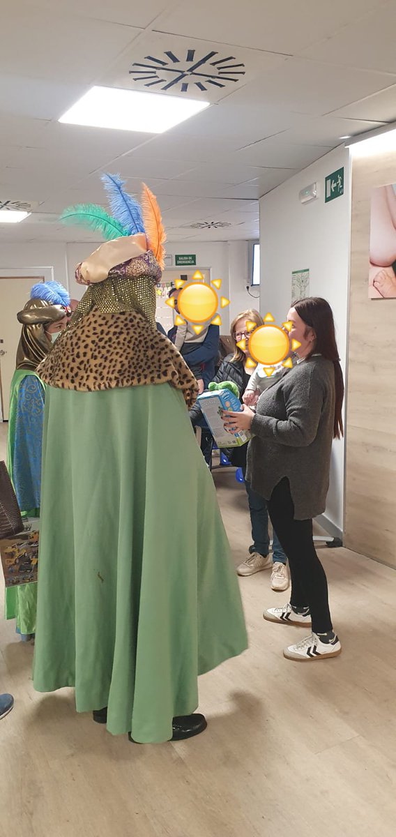 #NAVIDAD | PANADEROS DE ORIENTE✨️👑

El Cartero Real, sus pajes y una representación de la Junta de Gobierno, han estado en la el <a href="/HUVMacarena/">Hospital Virgen Macarena</a> repartiendo regalos e ilusión a los niños de Oncología y Pediatría General.

<a href="/HdadPanaderos/">Hermandad de los Panaderos</a>
#JóvenesSinMiedo