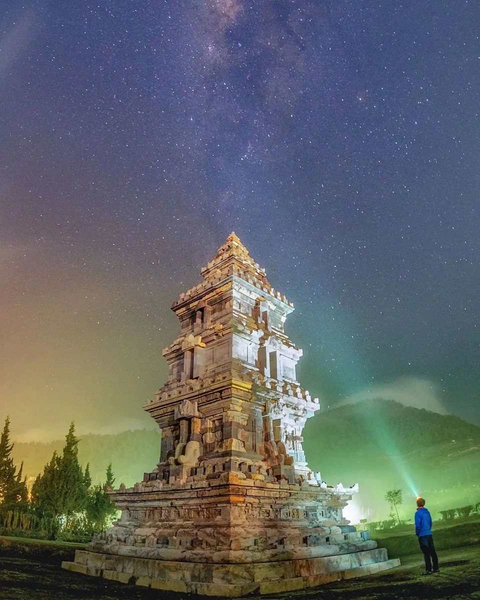 wonderfulid's tweet photo. Stargazing goals: The Milky Way decided to bless Setiyaki Temple with its cosmic sparkle 🌌✨
📍Setiyaki Temple, Dieng Plateau, Central Java
📷: @adityakurniawanpp
#WonderfulJourney #WonderfulIndonesia #SetiyakiTemple #CentralJava https://t.co/Z8CbUxc1zD