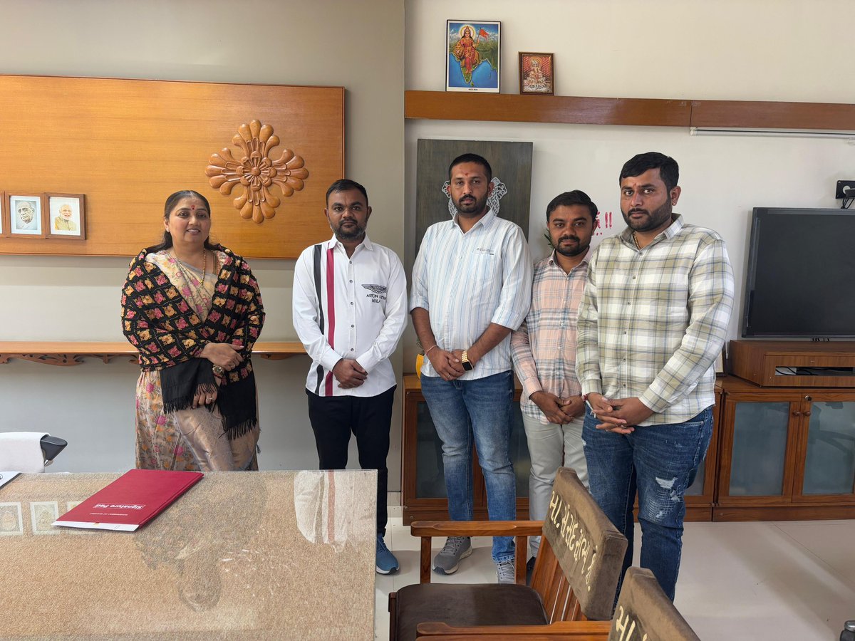 BhanubenMLA's tweet photo. ગાંધીનગર ખાતે સ્થિત સચિવાલય મુકામે રાજ્યના વિવિધ વિસ્તારોમાંથી પધારેલા નાગરિકોની રજૂઆતો સાંભળી, તમામ પ્રશ્નોના તાત્કાલિક નિવારણ માટેનું આશ્વાસન પાઠવ્યું. https://t.co/yWmj4NNzxP
