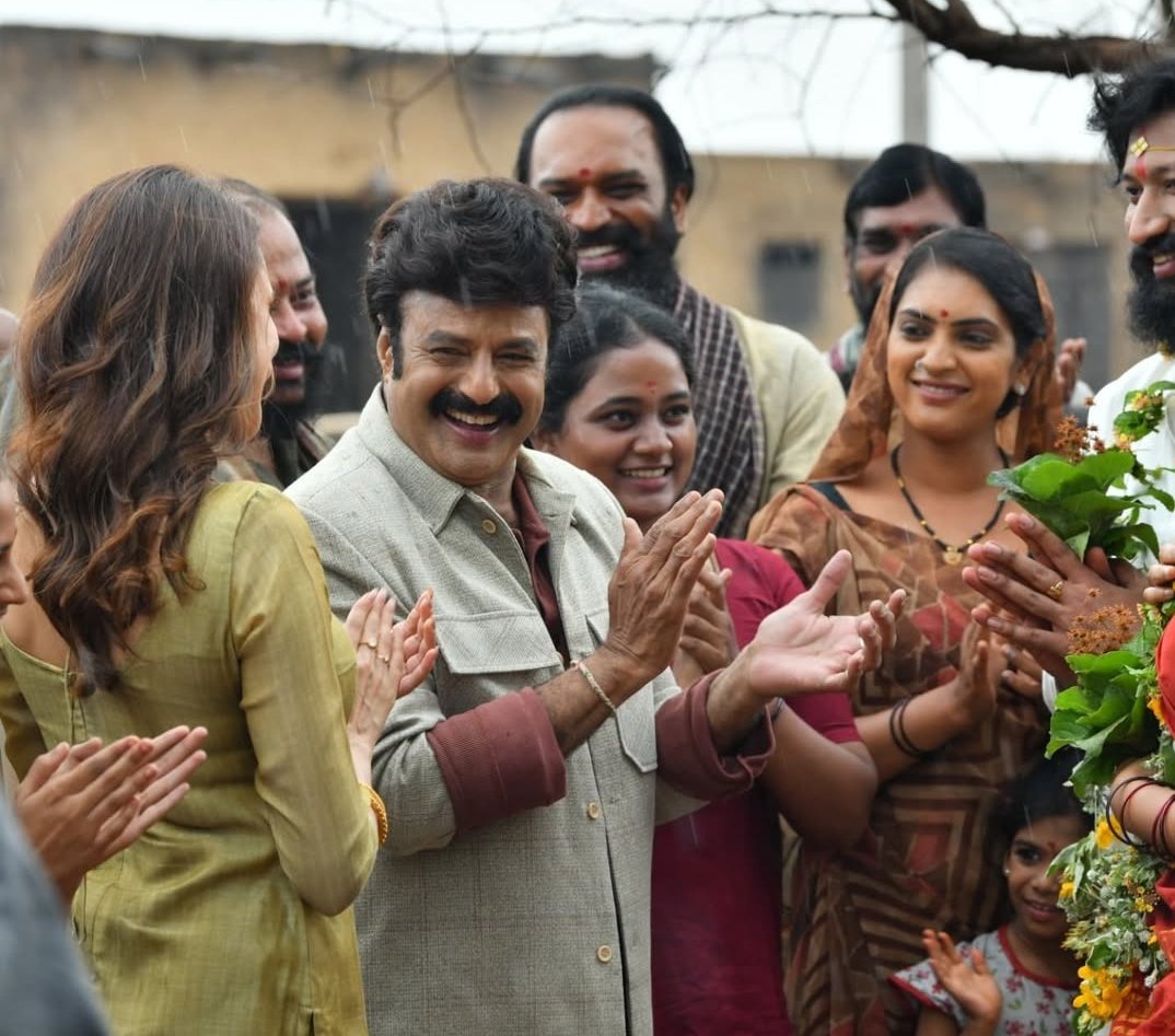 RamakrishnaMDR's tweet photo. #DaakuMaharaaj 🦁🏇🔥
Inside reports 💣🧨🧨🧨❤️🔥
#BiggestBlockBuster 🔥🔥🔥
#GodOfMassesNBK 🦁💥💥 https://t.co/AndJ5HFGtU