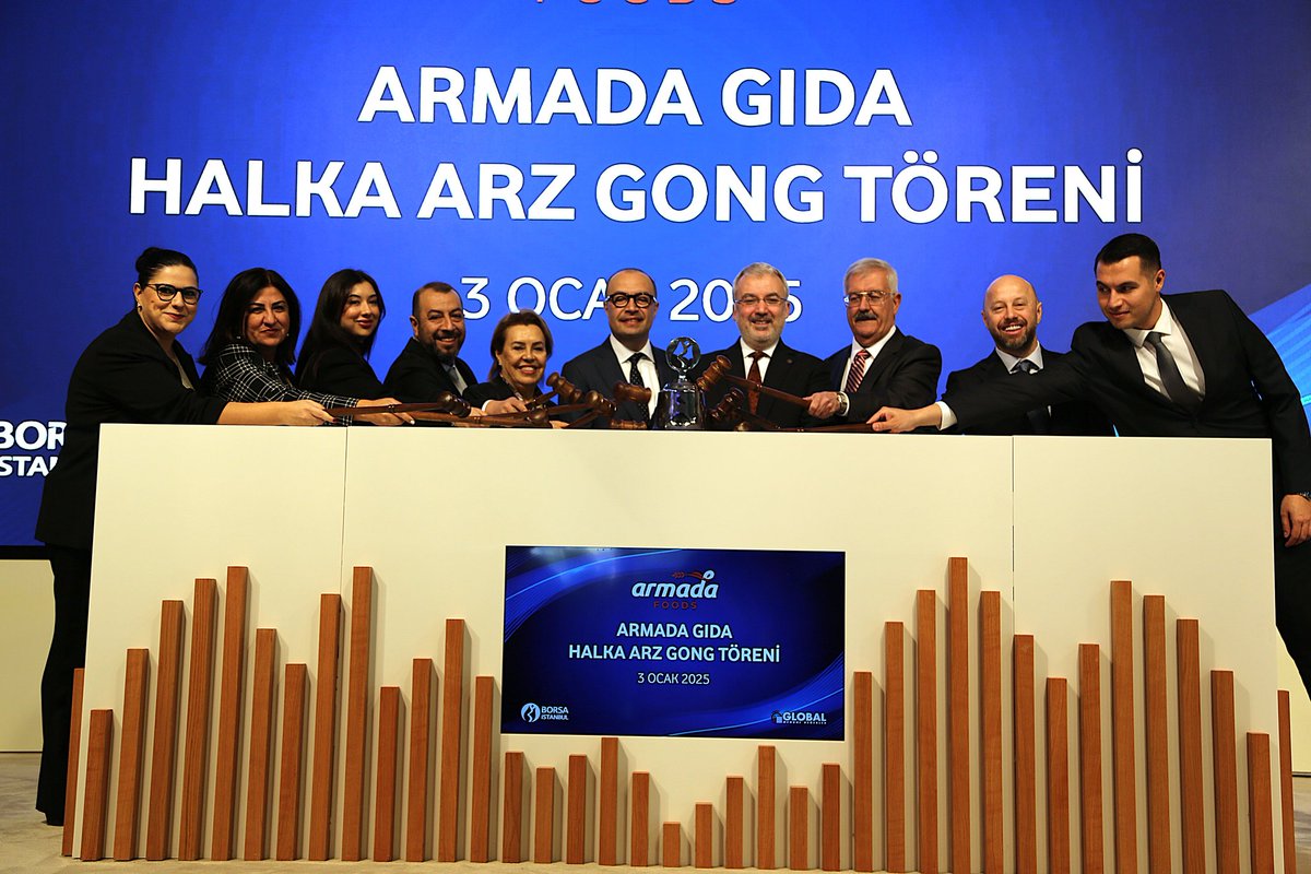 Armada_Foods's tweet photo. 3 Ocak 2025 tarihinde Borsa İstanbul’da gerçekleşen Gong Töreni ile Armada Gıda, ARMGD kodu ile işlem görmeye başladı. Yüzbinlerce yeni ortağımızla geleceğe yürüdüğümüzü bilmenin gururunu ve mutluluğunu yaşıyoruz. https://t.co/HEdZXYHgkz