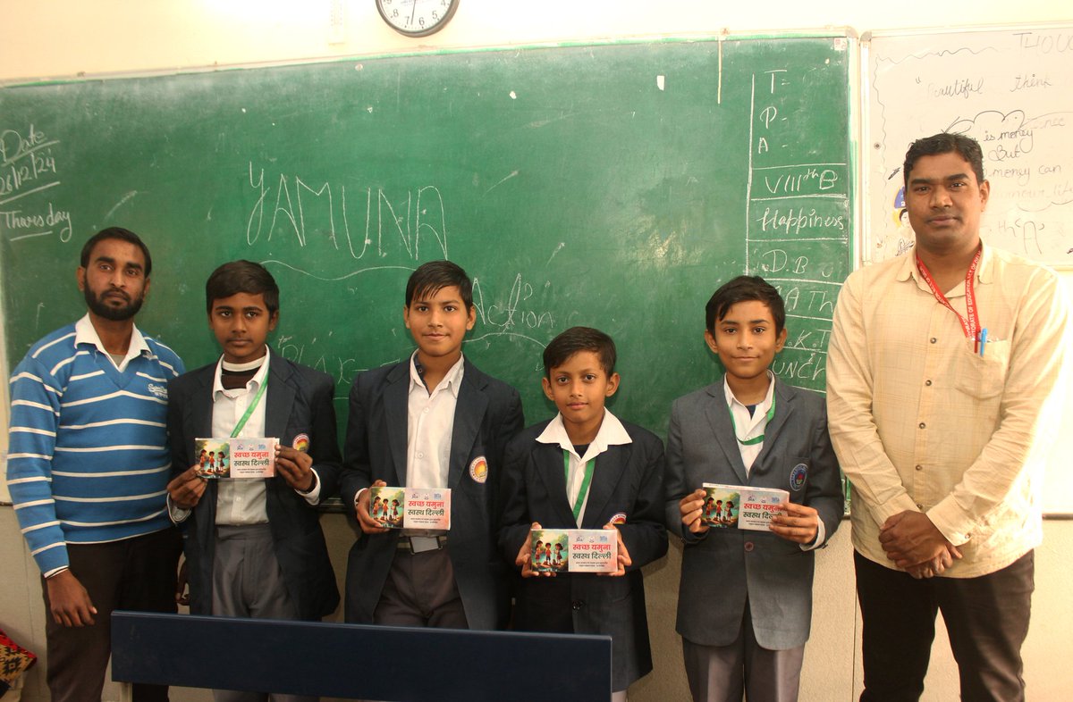 DelhiJalBoard's tweet image. !!Join Hands to Protect and Preserve the Yamuna!!
DJB &amp;amp; partner NGO @GDSS_1998, organized &apos;Yamuna Ki Pathshala&apos; at G.B.S.S, Nithari, Delhi. The initiative aimed to spread awareness among children about the importance of Yamuna conservation.

#DjbOnMissionMode #DJB4U #YAP_3