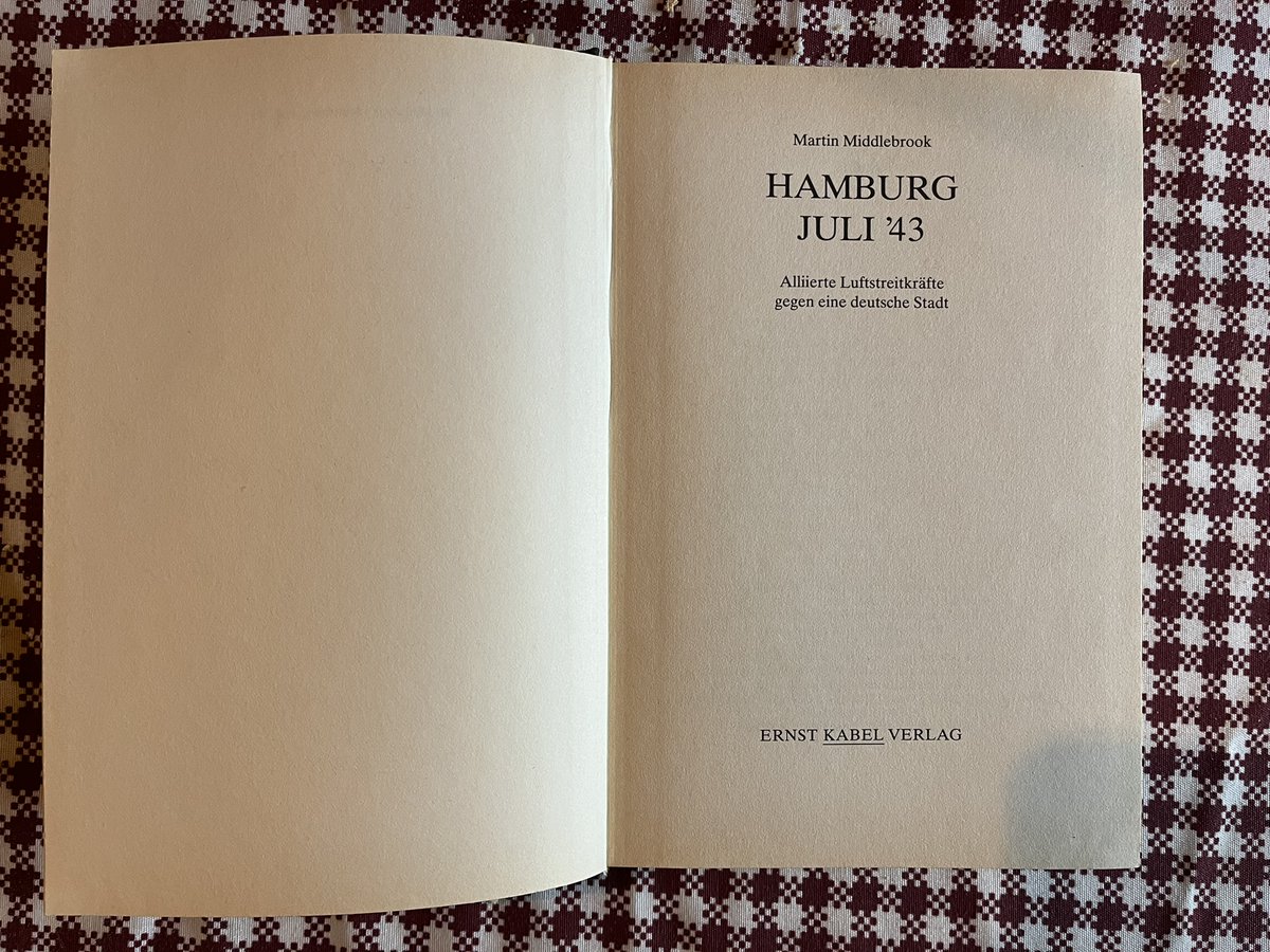 hamburg_damals's tweet photo. Das Buch Hamburg Juli’43  - Angriffe auf eine deutsche Stadt von Martin Middlebrook erschien 1984 im Ernst Kabel Verlag. Der englische Originaltitel lautet „Battle of Hamburg“. Middlebrook berichtet auf über 400 Seiten über die Luftangriffe im Juli 43, der auch als Feuersturm bekannt ist.
Das Buch bei Amazon: https://t.co/5faC34Qlbm

Das Original-Buch bei Booklooker: Alternativer Link zur Buchempfehlung (kein Amazon): https://t.co/x3spK35MAa

Ein Buch aus meinem Bücherregal. In dieser Rubrik zeige ich Euch in regelmäßigen Abständen die Hamburg Bücher, die sich in meinem Bücherregal befinden.

Das Bücherregal bei Amazon: https://t.co/ea6a5davND