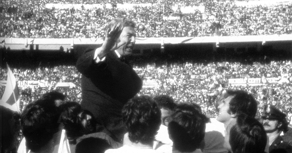 histoporte_'s tweet image. 🇦🇷🐔 En 1985, Ángel #Labruna regreso a River Plate y dio inicio a un ciclo lleno de éxitos, dándole un nuevo título al Millonario, tras 18 años de sequía.