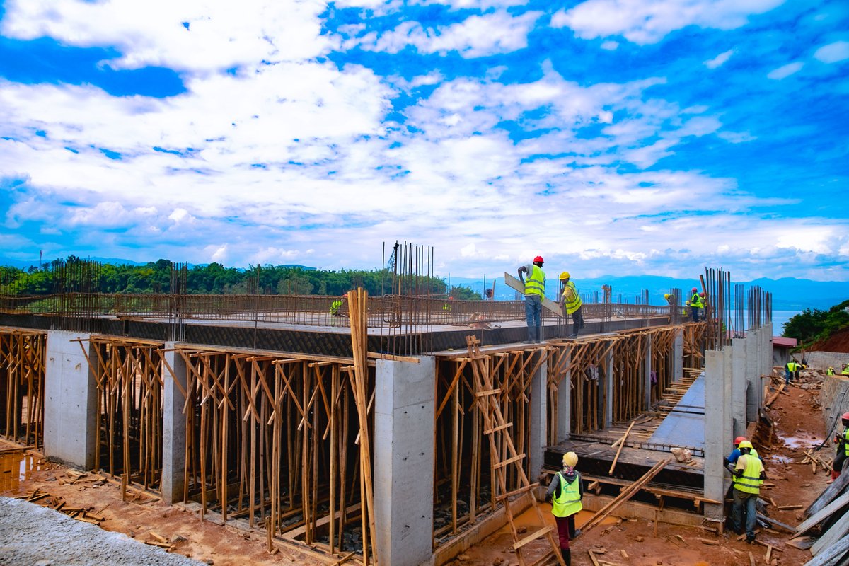 Imirimo yo kubaka icyambu cya Rusizi irarimbanyije, ikaba igeze kuri 56%. Iki cyambu cyitezweho kuzamura ubukungu bushingiye ku bucuruzi cyane cyane ubukorerwa ku nkengero z’ikiyaga cya Kivu ndetse n'ubwambukiranya imipaka, kuko kizoroshya urujya n’uruza rw’abantu n’ibintu.