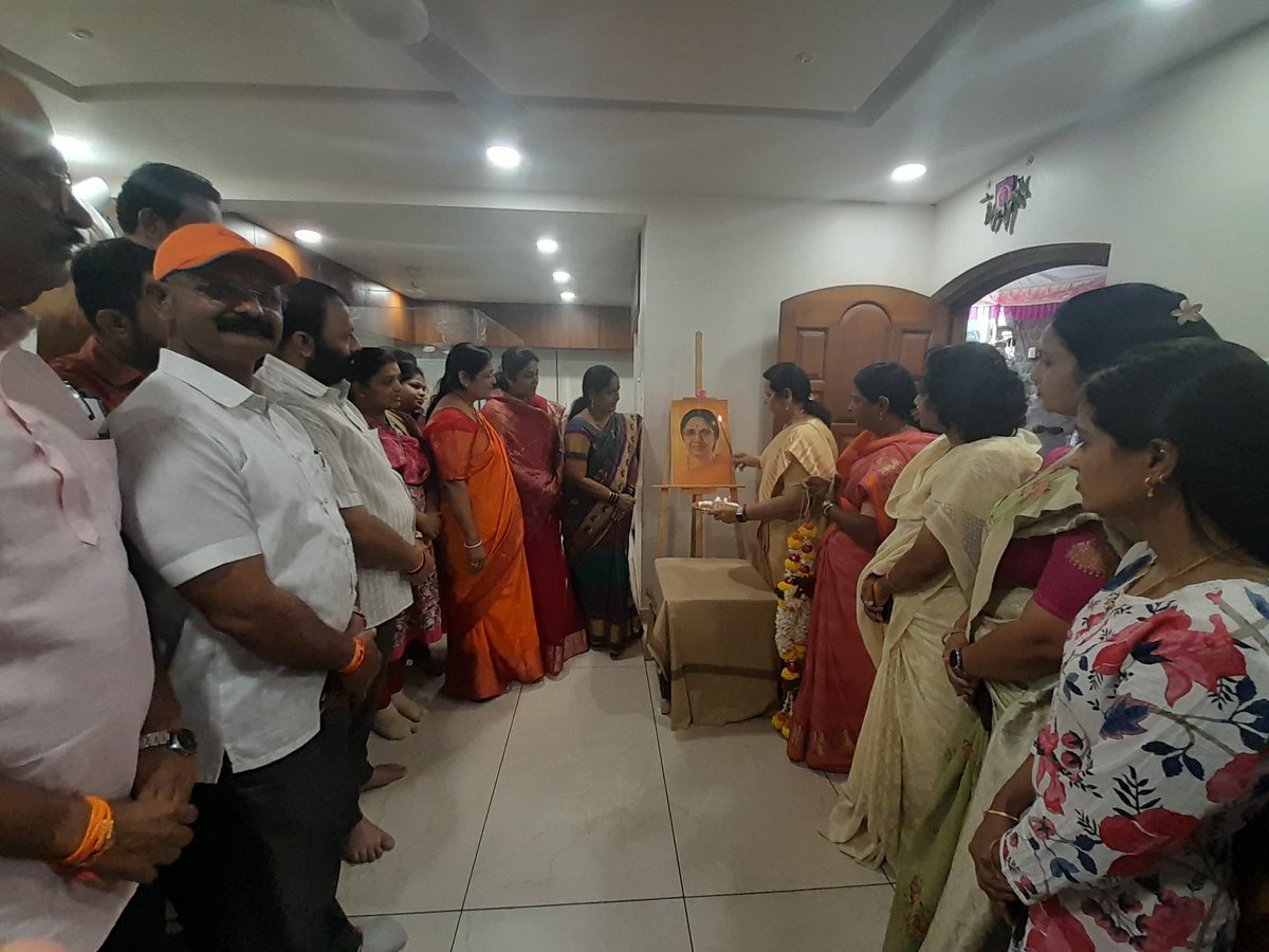 neelamgorhe's tweet image. *स्व.मॉंसाहेब मीनाताई ठाकरे यांच्या ९४व्या जयंतीनिमित्त ना.नीलम गोर्हें यांच्याकडुन  त्यांचे विचार पुढे नेण्याचा संकल्प व विनम्र अभिवादन
कार्यक्रमाचे आयोजन कोल्हापूर शिवसेना पक्ष कार्यालयात आ.राजेश क्षीरसागर यांनी केले 
@mieknathshinde 
@DrSEShinde 
@Sanjaymore9048 
@Shivsenaofc