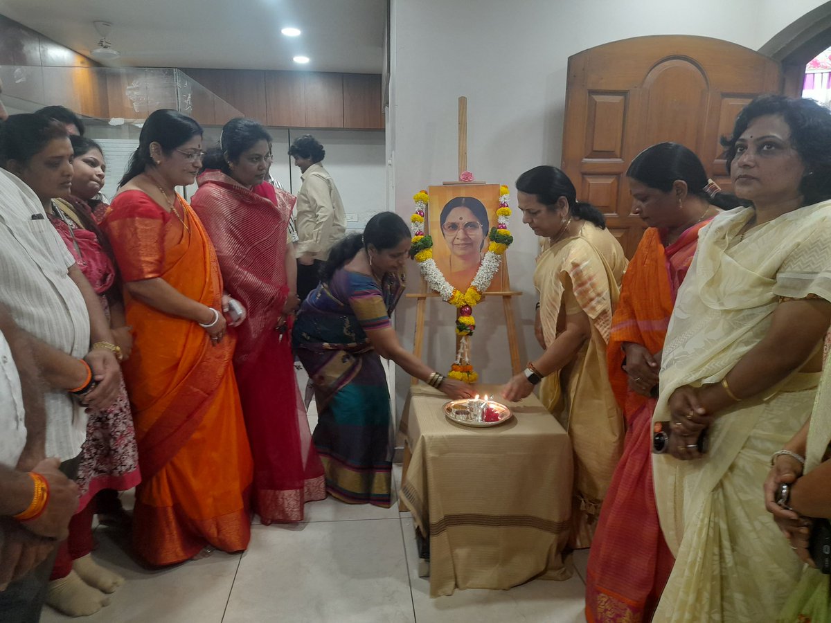 neelamgorhe's tweet image. *स्व.मॉंसाहेब मीनाताई ठाकरे यांच्या ९४व्या जयंतीनिमित्त ना.नीलम गोर्हें यांच्याकडुन  त्यांचे विचार पुढे नेण्याचा संकल्प व विनम्र अभिवादन
कार्यक्रमाचे आयोजन कोल्हापूर शिवसेना पक्ष कार्यालयात आ.राजेश क्षीरसागर यांनी केले 
@mieknathshinde 
@DrSEShinde 
@Sanjaymore9048 
@Shivsenaofc