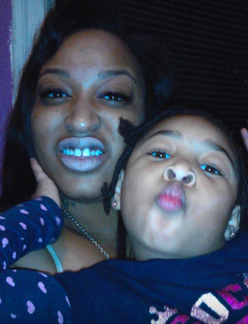 Creshmicester's tweet image. Beanz Turn 16 Today 🥰 My Kid Before I Had My Own. I Took Her Everywhere! I Have A Million Photos, But I’ll Bless Y’all With These Ones 😂🩷
Wow, Im Old 💀

Happy Anniversary Amina 🥰♥️

#FirstNiece #FirstGrandDaughter #MyMomsTwin 🩷