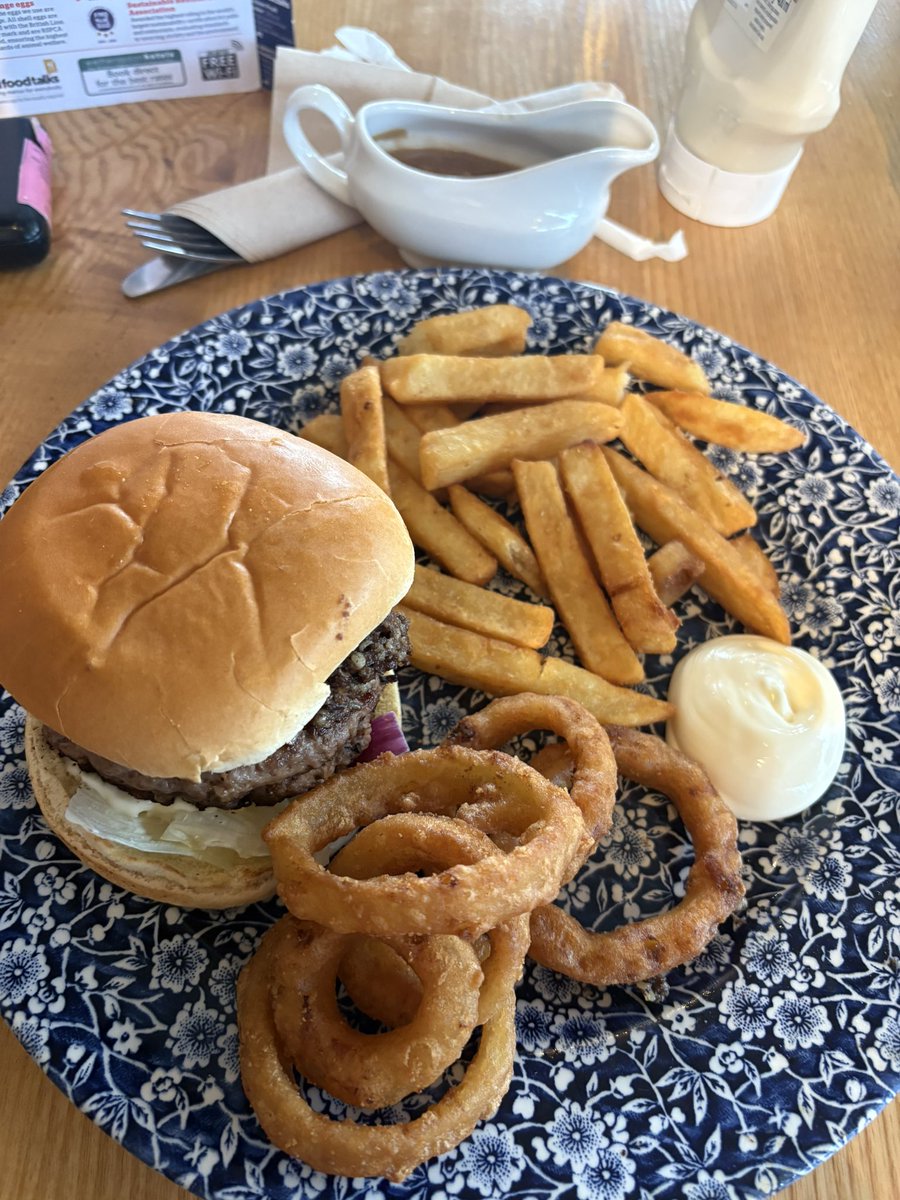 zachariahassler's tweet image. At the finest establishment of all WETHERSPOONS It’s a Scottish one 😂
Called the booking office and Iv gone for a Caledonian Burger with haggis inside it’s absolutely Delish 😋 #delish #Haggis #buger #wetherspoons #eatwithme #zachataspoons #zacheatinghaggis
