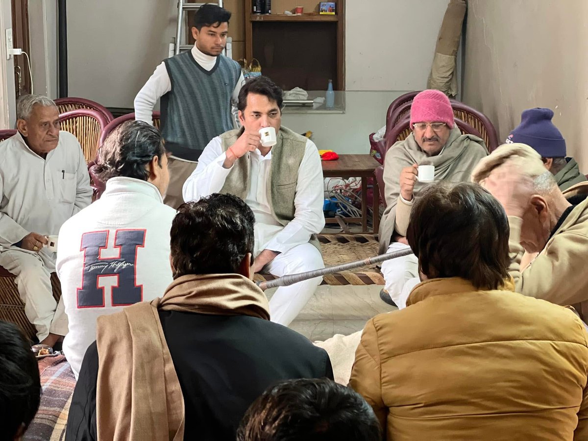 MahenderrCH's tweet photo. आज रजोकारी गाँव में लखन भाई के घर पर परिवार के सभी बड़ों से आशीर्वाद लेने का सौभाग्य प्राप्त हुआ। उनके स्नेह और आशीर्वाद से दिल भर आया। परिवार से जुड़ने और उनके साथ समय बिताने का अनुभव हमेशा अनमोल होता है। 🙏 https://t.co/mJzSUFJ68f