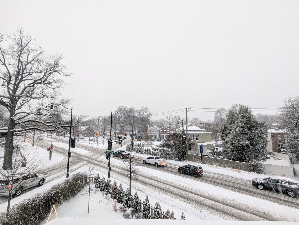 ChelseyDC's tweet image. 5.5" of snow and still coming down strong in NE DC!
❄️⛄❄️⛄❄️