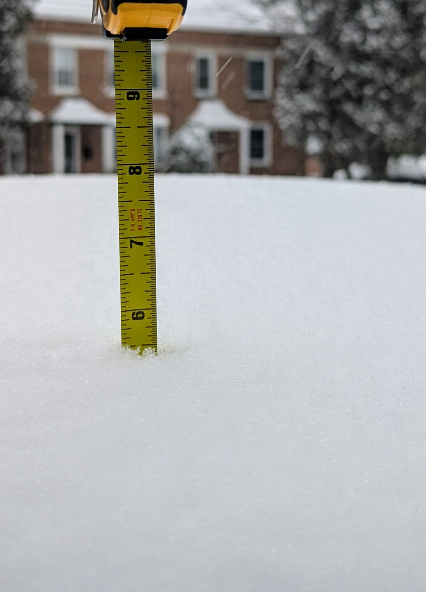 ChelseyDC's tweet image. 5.5" of snow and still coming down strong in NE DC!
❄️⛄❄️⛄❄️