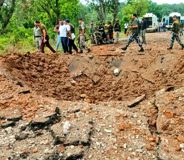 ManojJaat0101's tweet image. #ChhattisgarhNews 

नक्सलियों ने किया IED ब्लास्ट 
जवानों की गाड़ी में किया ब्लास्ट 
ब्लास्ट में 7 
#जवान_शहीद- सूत्र 

#zeeupuk  #ChhattisgarhNews #NaxalAttack #IEDBlast #SoldiersMartyred  @Kundan_Jamaiyar