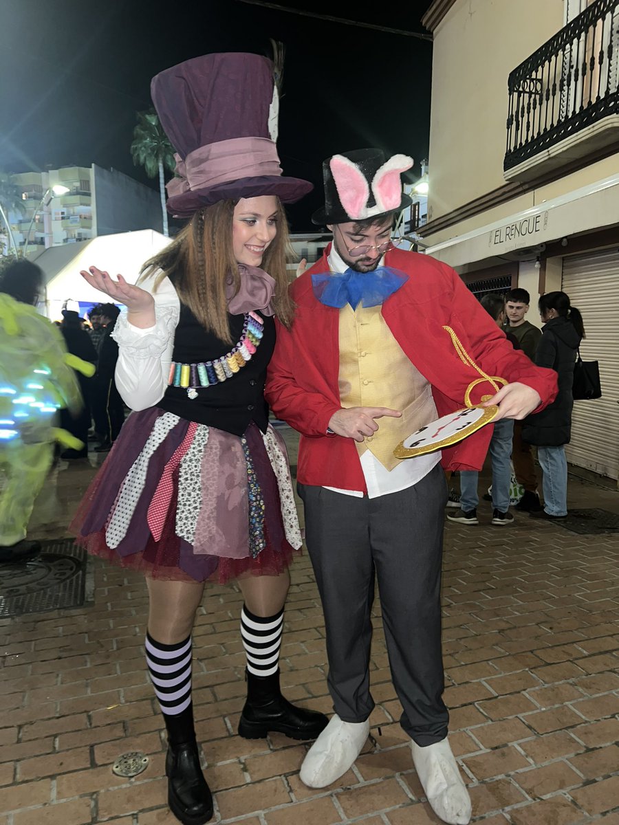 Anaamaaria10's tweet photo. ¿Dónde está Alicia? Sombrerero loco y el conejo en busca de su Alicia. Todo hecho a mano #nocheviejacoin2024 @AytoCoin modalidad pareja https://t.co/xUpzxHMyYX