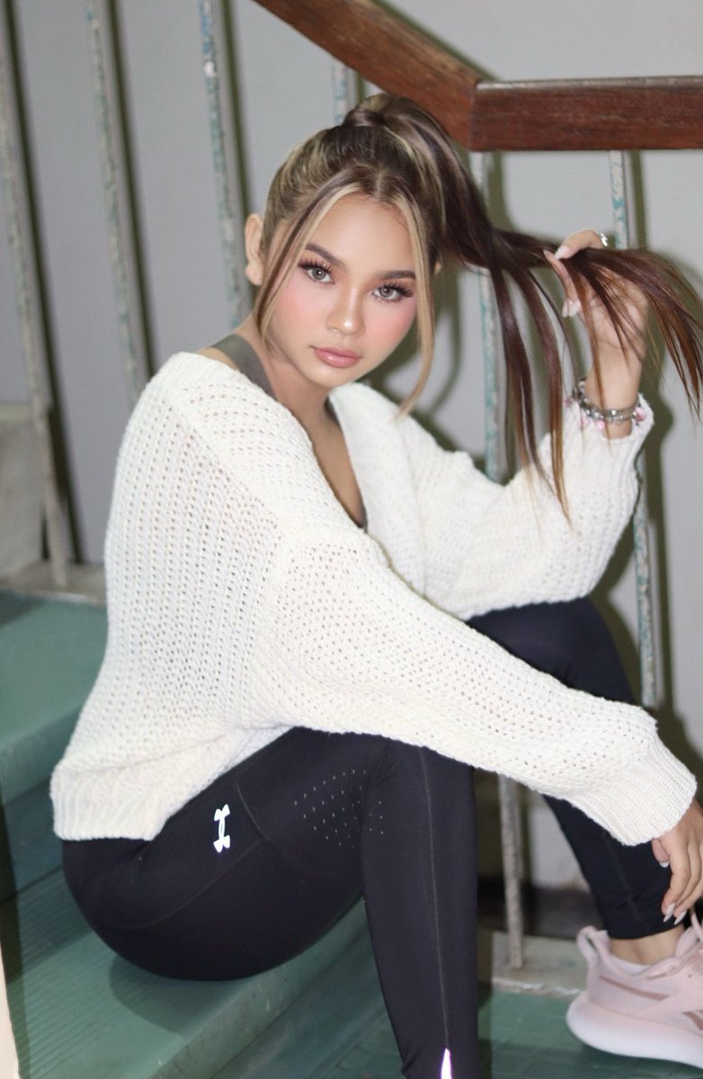 kolettemadelo's tweet photo. Confidence in every pose https://t.co/1VXPhpccsj