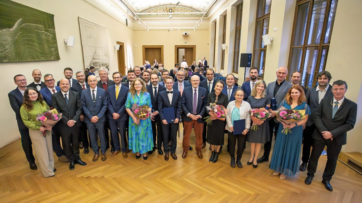 NIVB - Národní institut virologie a bakteriologie (@nivbcz) on Twitter photo Daniel Růžek a Luděk Eyer z <a href="/BiologyCentre/">Biology Centre CAS</a> obdrželi Čestné uznání ministra zdravotnictví za vývoj nových terapeutik proti viru klíšťové encefalitidy a dalším flavivirům. Na projektu spolupracovali s Radimem Nenckou z <a href="/IOCBPrague/">IOCB Prague</a>.
nivb.cz/2025/01/06/dan… Daniel Růžek a Luděk Eyer z <a href="/BiologyCentre/">Biology Centre CAS</a> obdrželi Čestné uznání ministra zdravotnictví za vývoj nových terapeutik proti viru klíšťové encefalitidy a dalším flavivirům. Na projektu spolupracovali s Radimem Nenckou z <a href="/IOCBPrague/">IOCB Prague</a>.
nivb.cz/2025/01/06/dan…