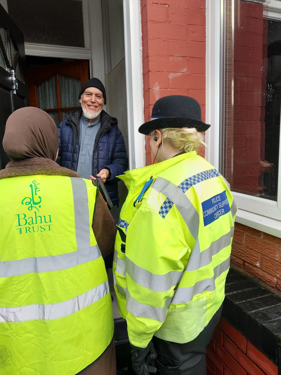 SparkbrookWMP's tweet image. Out this morning with @bahutrustuk and @IslamicHelp who are identifying vulnerable residents who would benefit from Keep Warm packages through this cold spell @NKirkpatrickWMP @WMPolice @partn