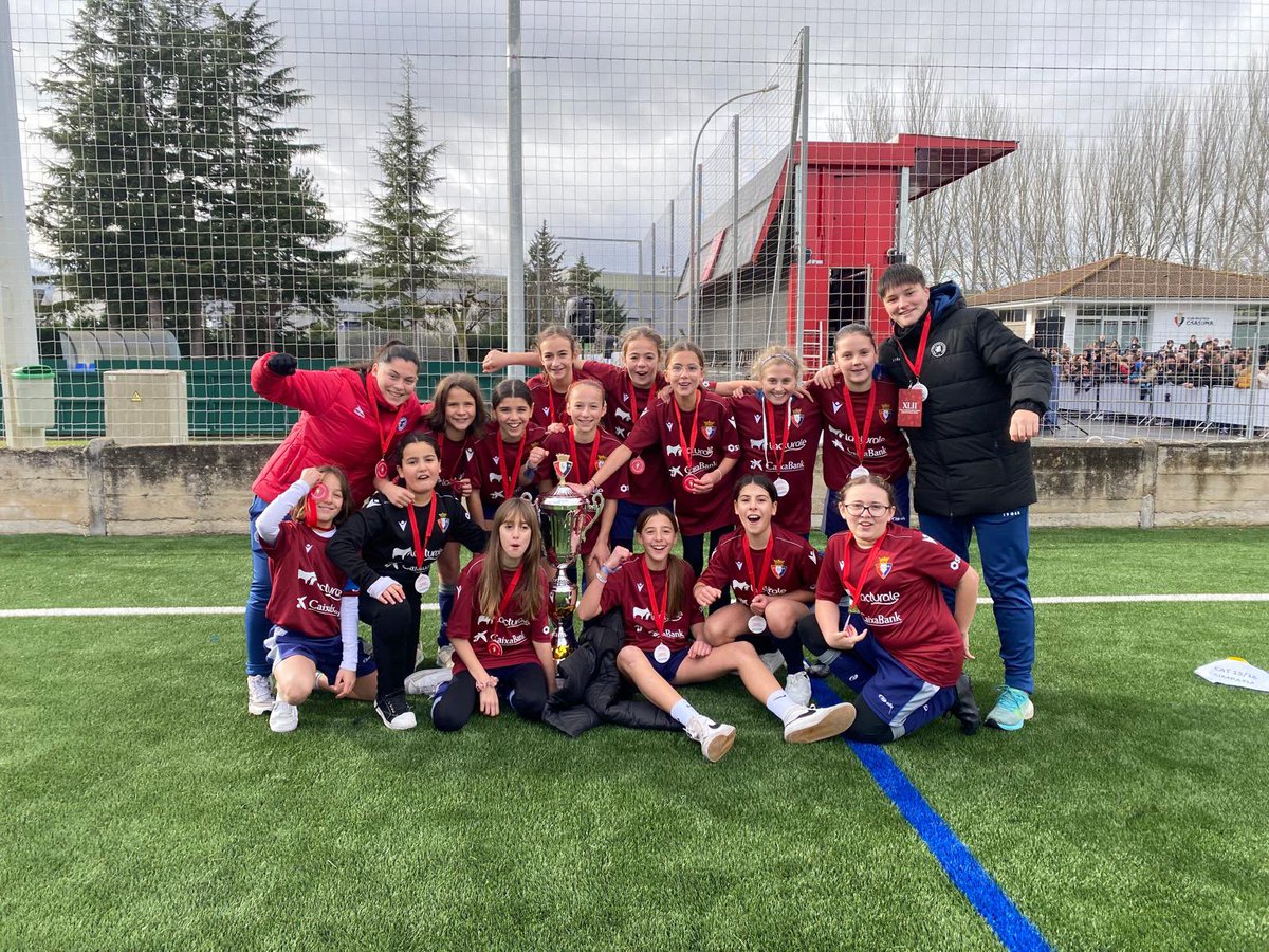 UD_Mutilvera's tweet photo. 📚⚽️La chicas del San Pedro no han podido vencer la final del #interescolar en la que han caído derrotadas 2-4 frente a teresianas.
👏Hasta 10 jugadoras del colegio forman parte de nuestro club.
🤩Vaya torneazo chicas, enhorabuena 🤍💙 https://t.co/XhLzO5OSlF