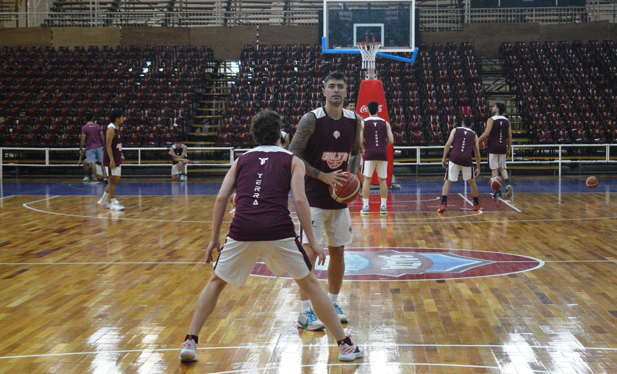 SaltaBasket's tweet photo. Arrancamos!!! El sábado Los Infernales se pusieron en marcha pensando en la segunda mitad de la temporada, con el Torneo Clausura de @LigaARGbasquet 
🤜🏽🤛🏽💪🏽💪🏽🏀🏀🔥🔥🥳🥳

#VamosInfernales #Salta #Deportes #LigaArgentina #Basquet #Norte https://t.co/vQnHZORBNN