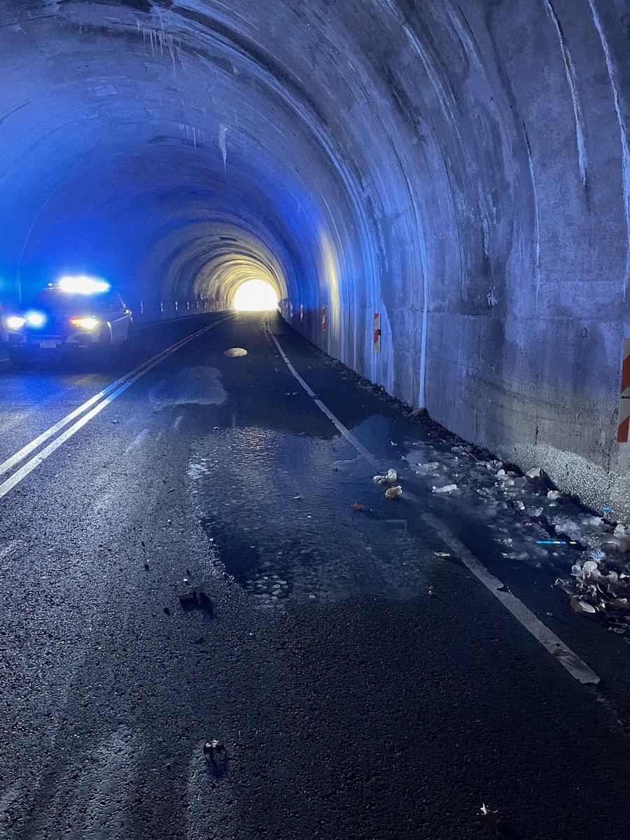 BlueRidgeNPS's tweet image. Winter weather closures are impacting many sections of the Parkway. Reminder that snow and ice remain in the Parkway&apos;s higher elevations and tunnels even after melting in other areas. 

Stay up to date ⬇️
nps.gov/blri/planyourv…